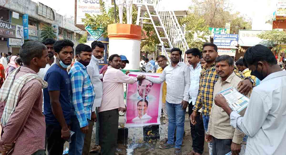 Siddipet construction workers thank KCR, Harish
