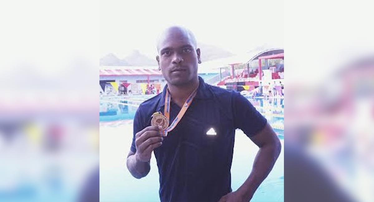 Hyderabad’s Shiva wins gold at National Para Swimming Competition