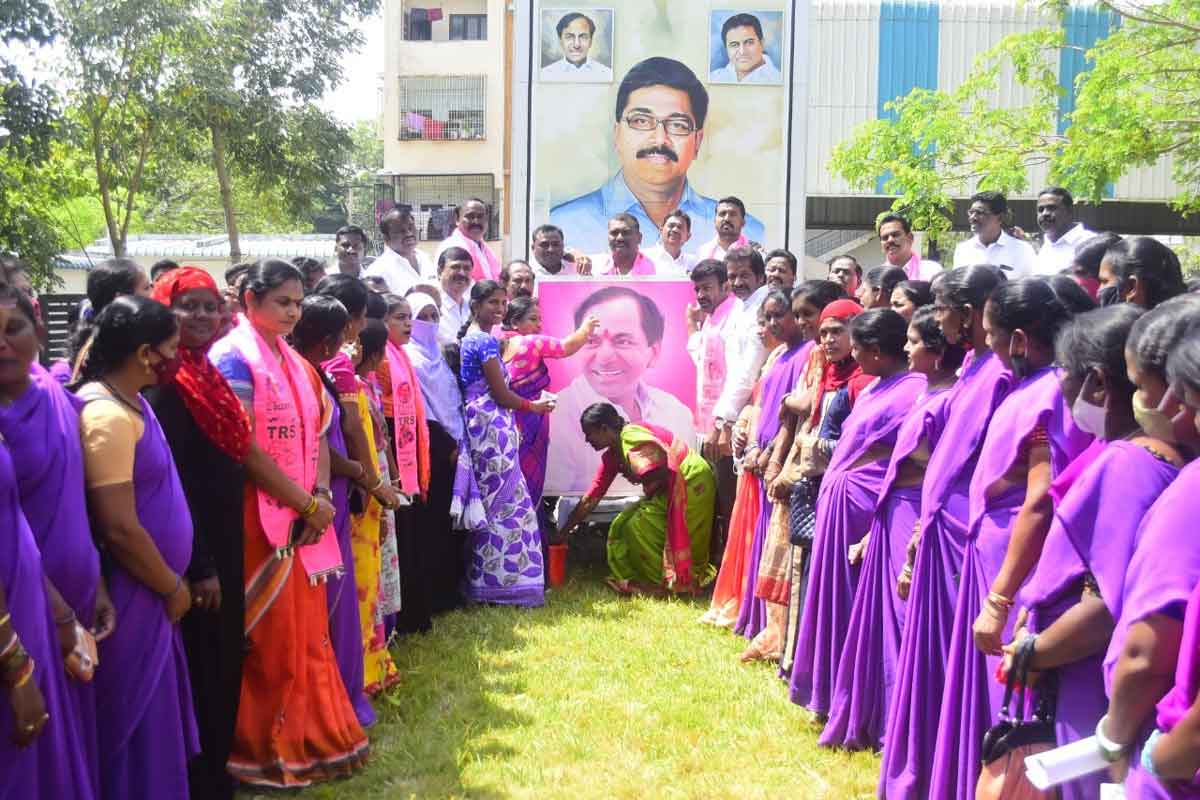 Khammam: Field assistants, MEPMA and SERP workers thank CM KCR