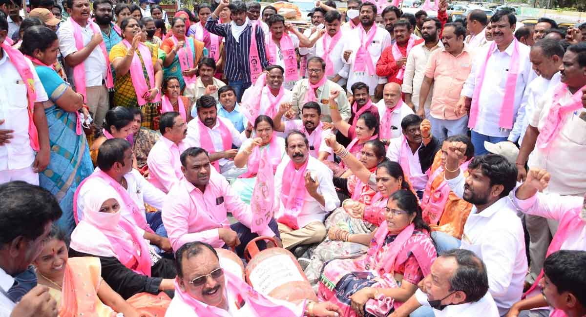 Khammam: TRS and CPI ranks stage protests against petrol, diesel and LPG cylinders price hike