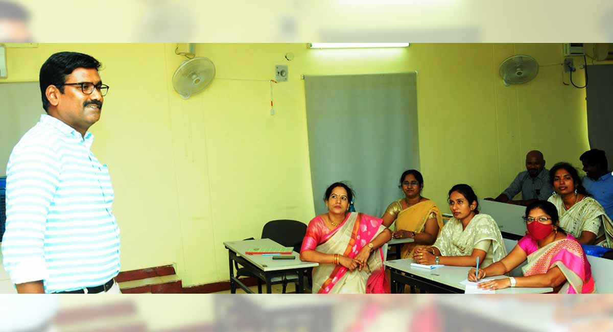 ‘Students must inculcate newspaper reading’