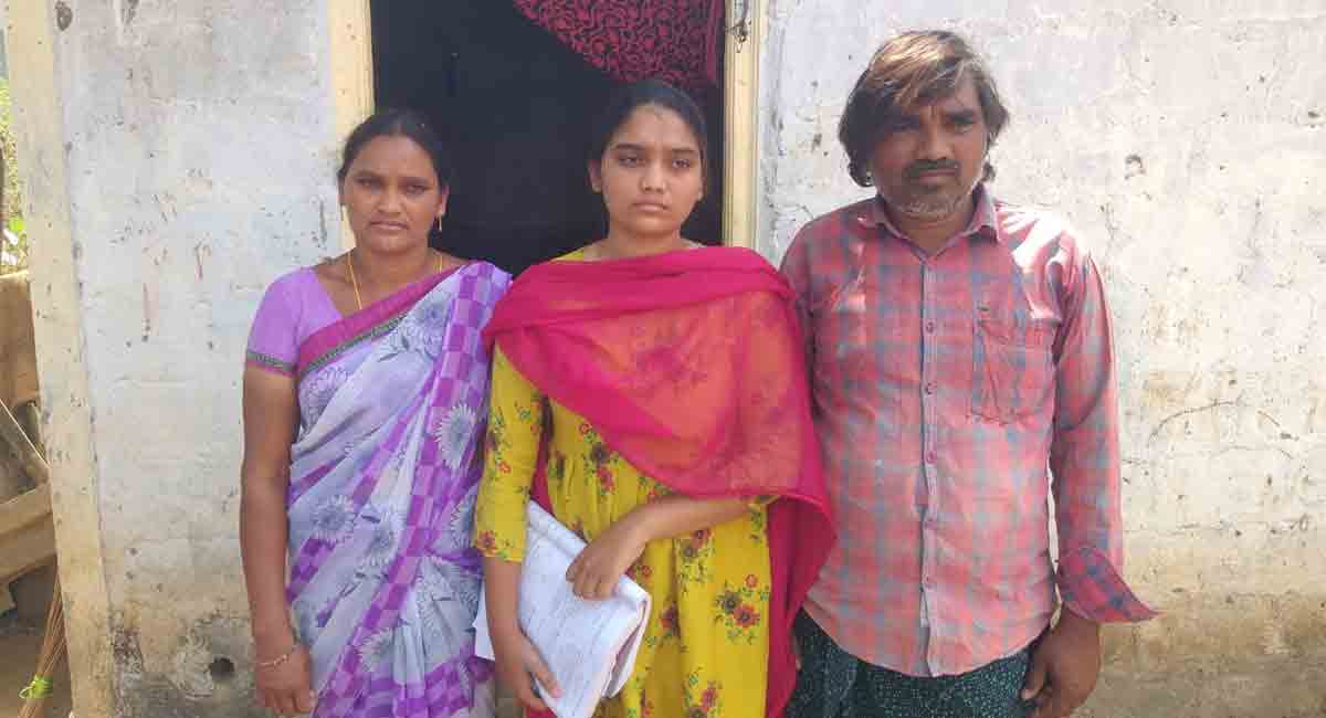Mahabubabad: Poor MBBS student looks for philanthropic aid
