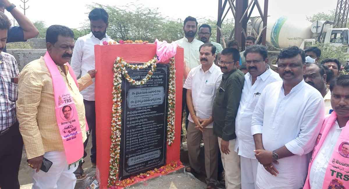 Warangal: MLA Vinay Bhaskar lays foundation for Rs 80 lakh worth development works