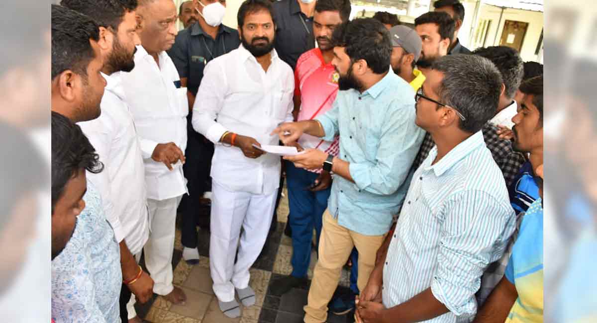 Osmania University athletes meet Srinivas Goud over sports hostel