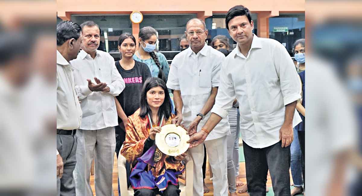 Marri Laxman Reddy, Marri Rajasekhar Reddy felicitate Telangana boxer Nikhat Zareen