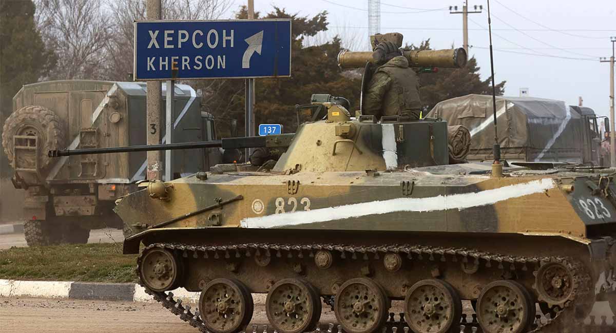 Russians are moving throughout Kherson apparently unimpeded