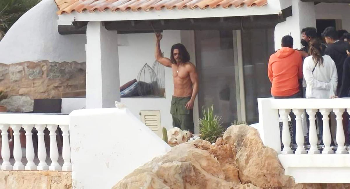 Shah Rukh Khan flaunts his ripped abs in leaked shirtless picture from ‘Pathaan’ sets