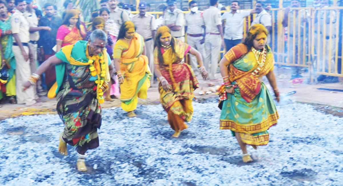 Siddipet: Agnigundalu ritual celebrated at Komuravelly