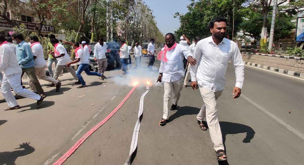 TRS leaders celebrate in Siddipet as Harish Rao presents budget