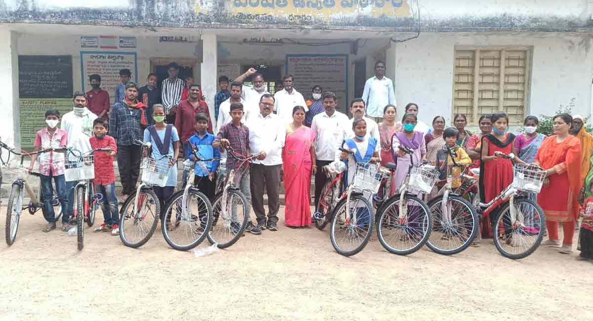 Peddapalli: TRS leader donates cycles to ZPHS students