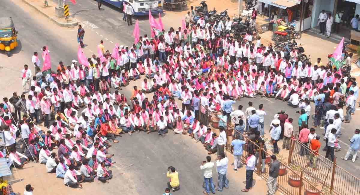 Rajanna-Sircilla: TRS activists stage rasta roko at Yellareddypet