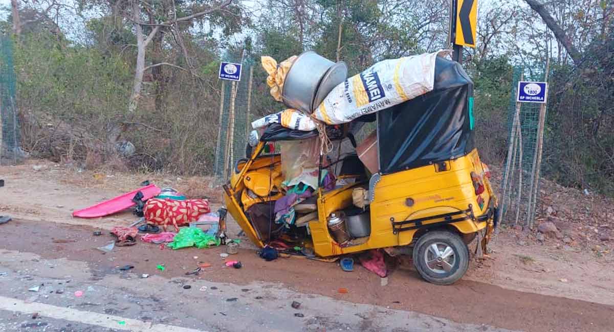 Telangana: Six returning from dargah killed in accident in Mulugu