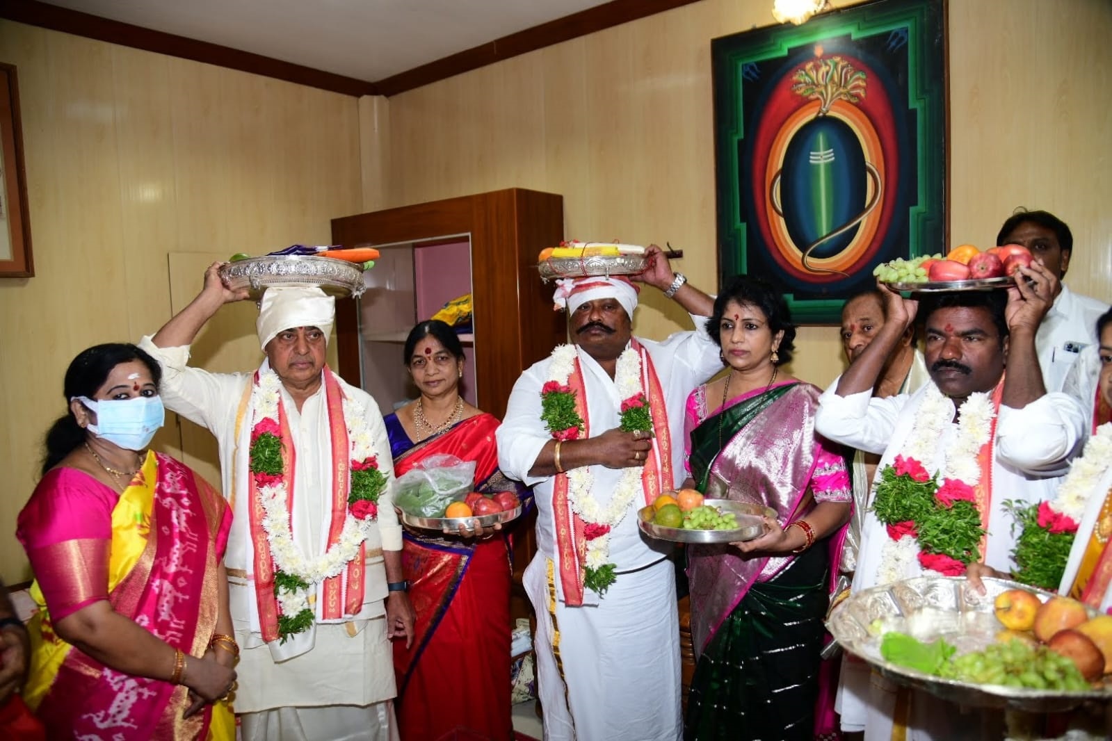 Indrakaran Reddy presents silk cloths to lord shiva in Vemulawada