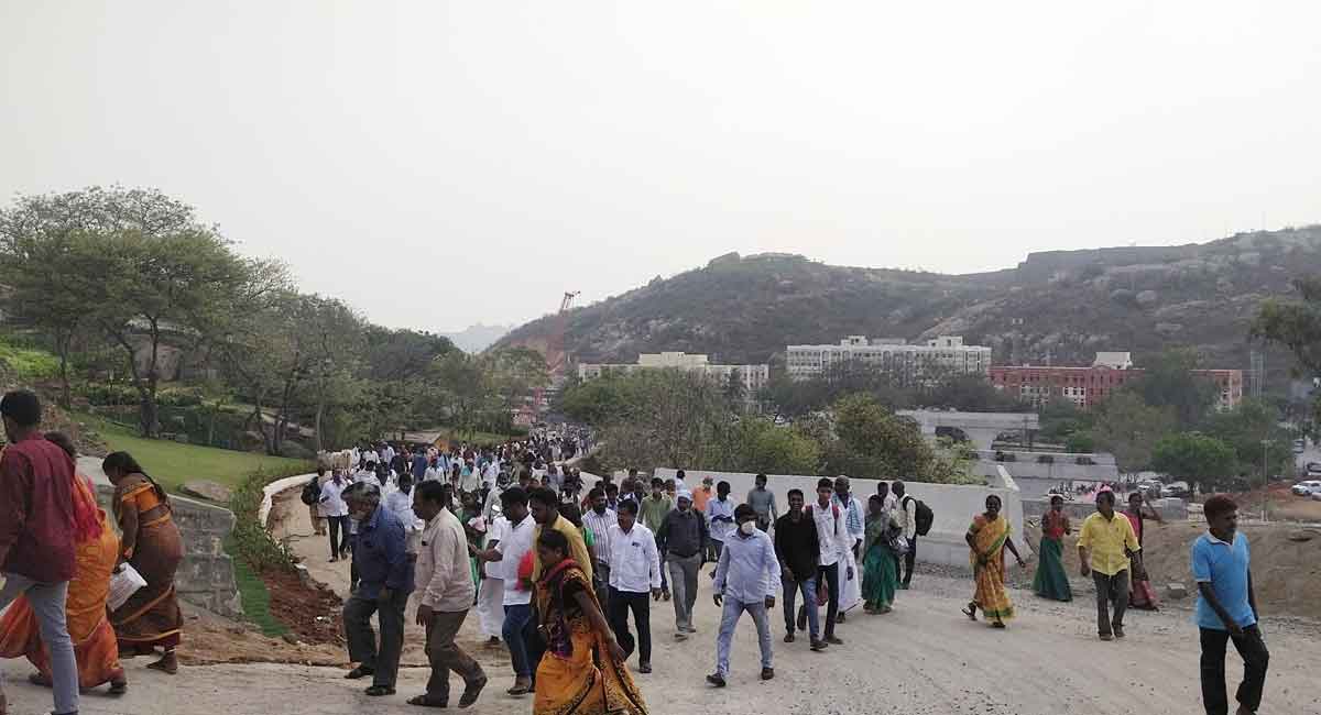 Yadadri echoes with veda mantras; devotees observe day-long fasting