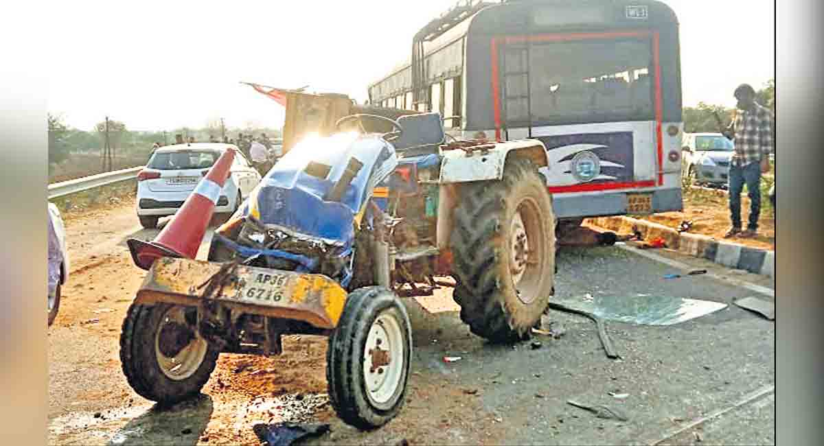Yadadri-Bhongir : Three road maintenance crew mowed down by bus