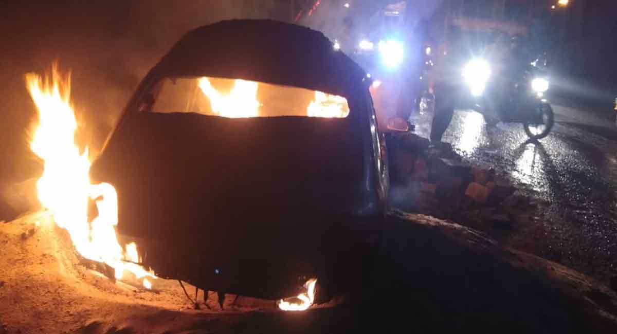Peddapalli: Car caught on fire, couple escape unhurt