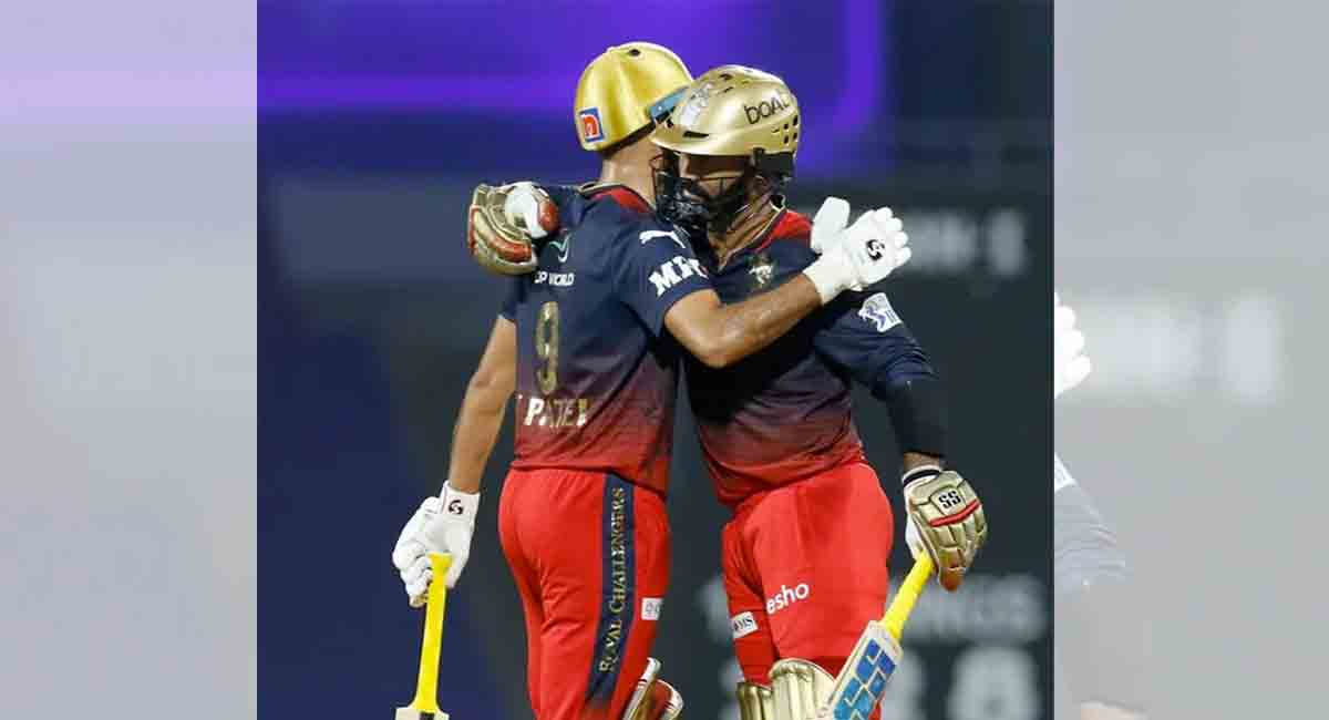 Dinesh Karthik is as cool as MS Dhoni: Faf du Plessis