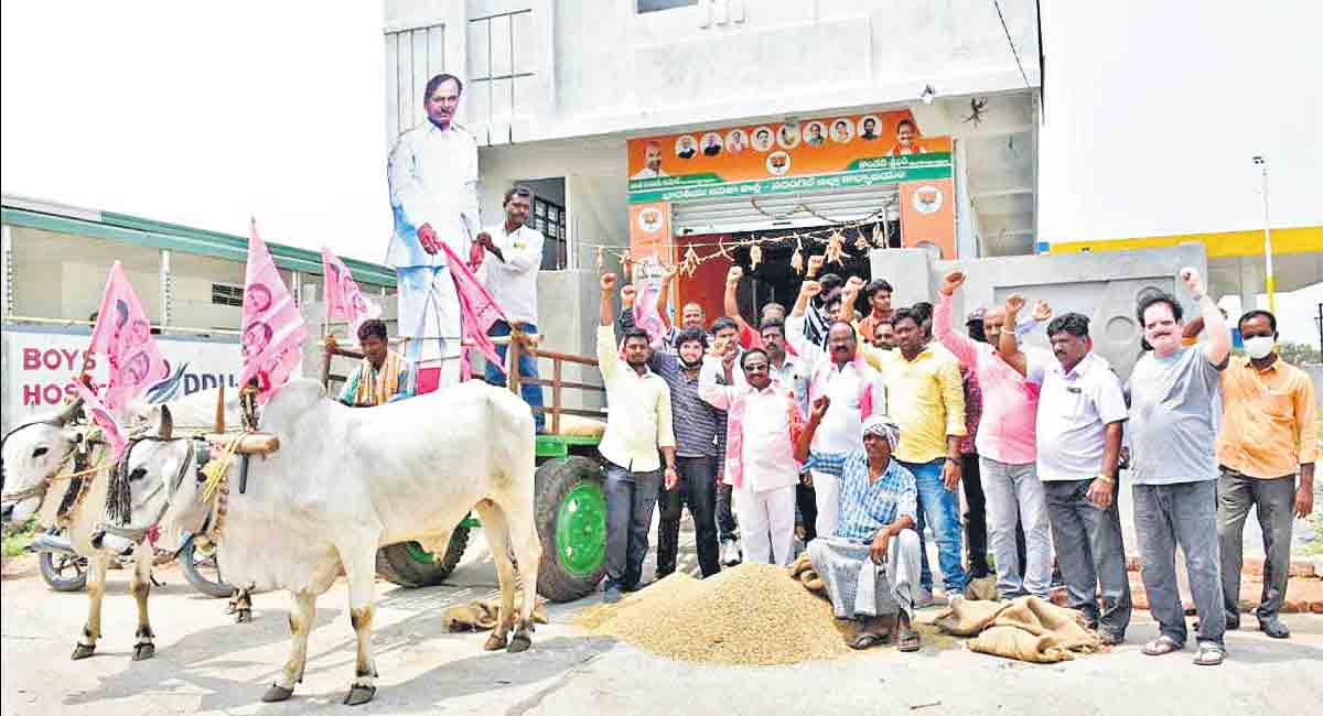 Warangal: Ryots dump paddy outside BJP office