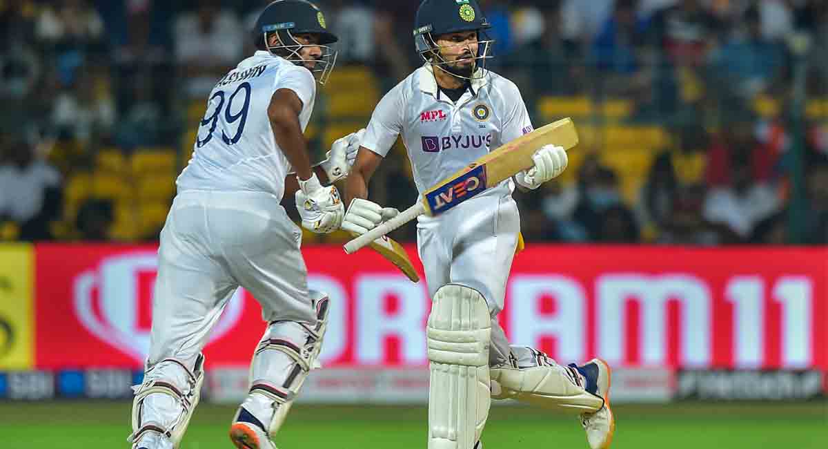 Pink-ball Test: India declare 2nd innings at 303, set SL target of 447