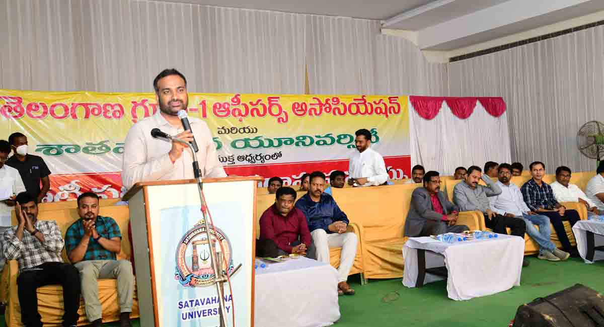 Collector advises job aspirants to gain complete knowledge on every subject