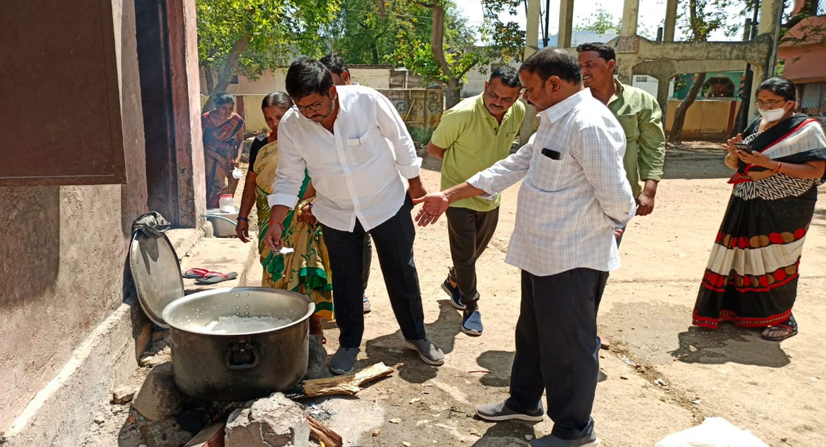 Municipal chairperson inspects schools, hostels in Adilabad