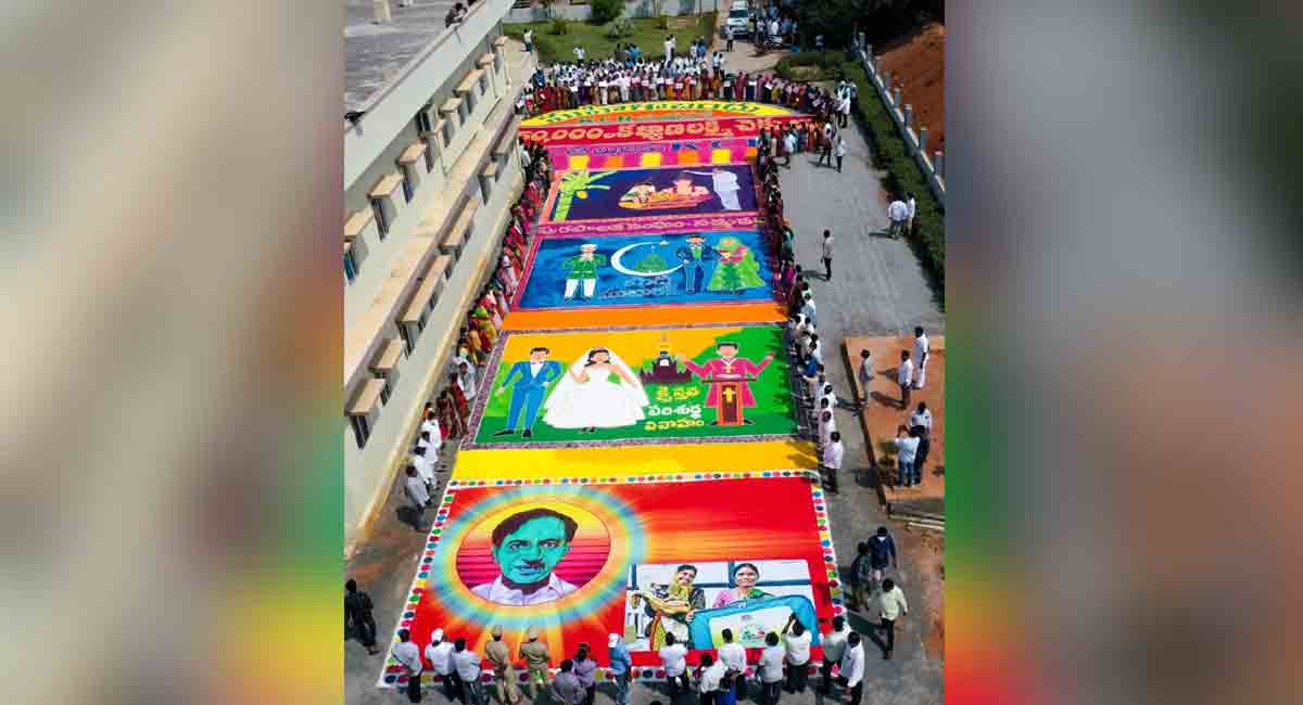 Khammam: Women thank Chief Minister KCR in an innovative manner