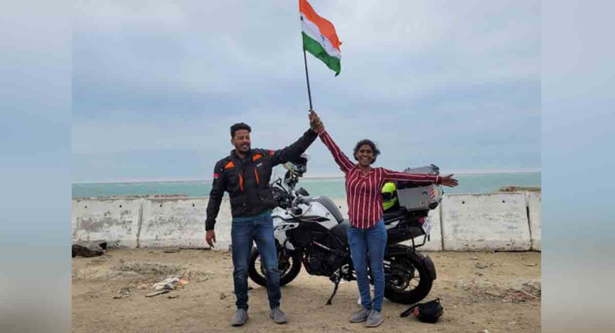 Hyderabadi couple ride from Hyderabad to Kashmir via Kanyakumari