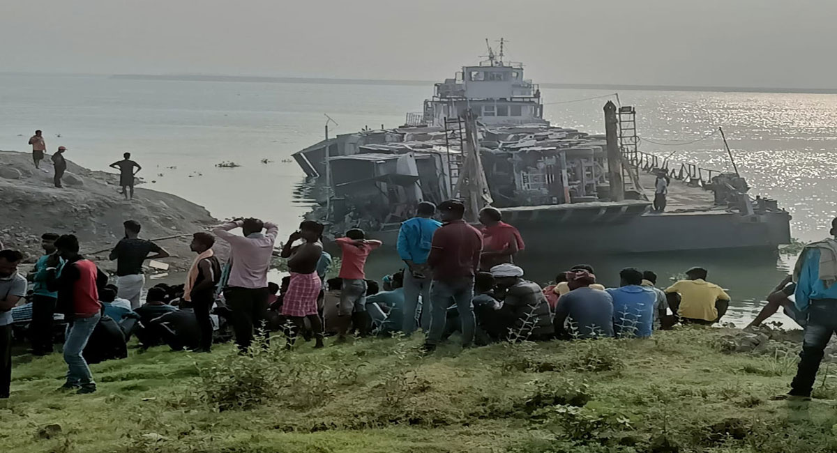 Cargo ship carrying 18 trucks sinks in Bihar’s Katihar