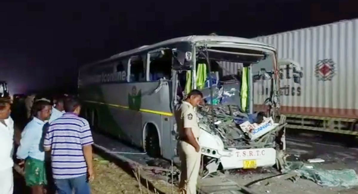 2 killed, 15 injured in bus-truck collision in Andhra
