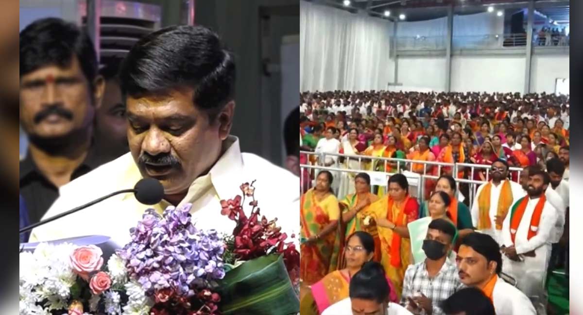 BJP workers disrupt Telangana Minister’s speech in Gadkari’s presence