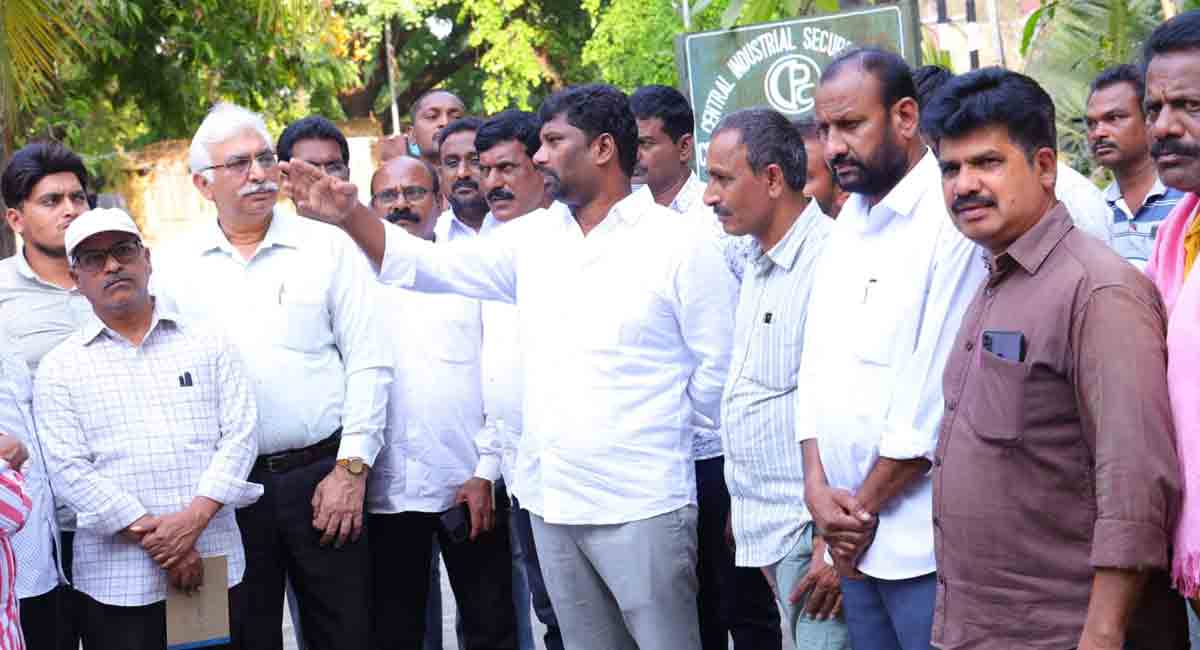 Mancherial: Suman inspects arrangements of free coaching