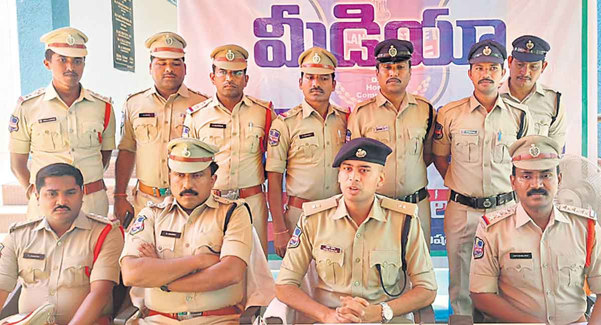 Inter-state burglar arrested, 14 tolas of gold ornaments recovered in Mancherial