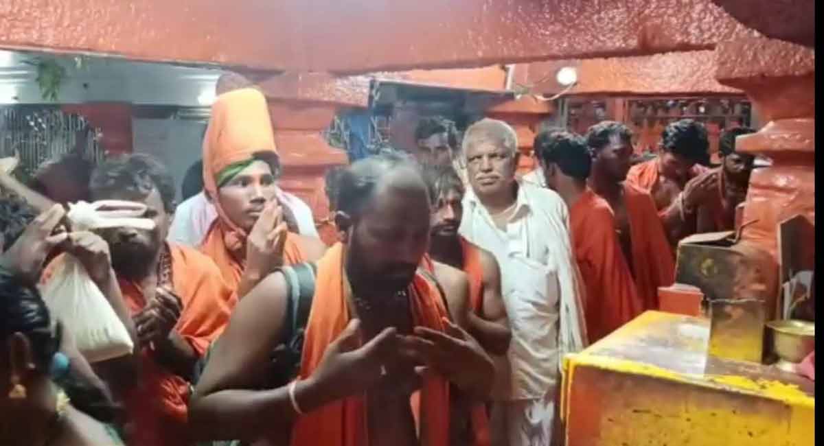 Devotees throng Kondagattu for Chinna Hanuman Jayanthi