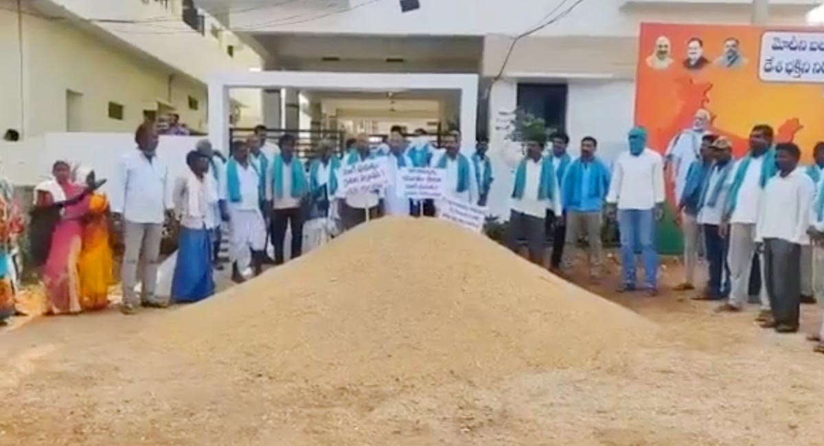 Farmers dump paddy in front BJP MP Arvind’s house to register protest