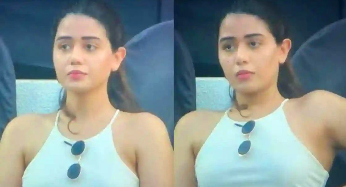 Images of mystery girl during KKR-DC match go viral