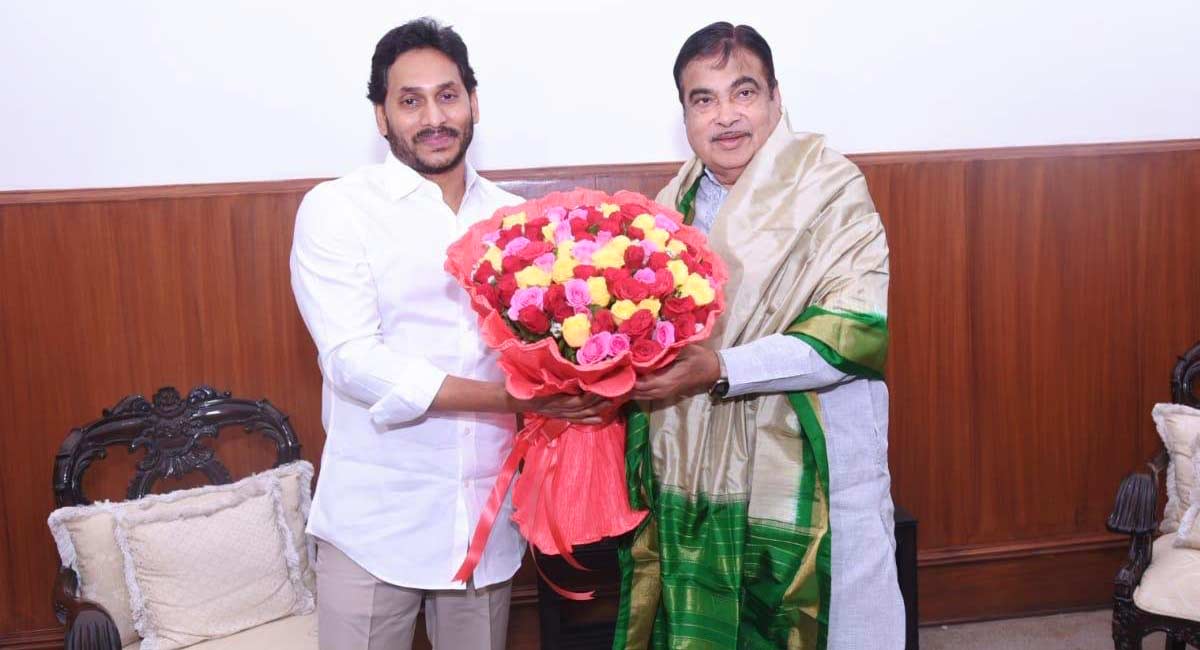 Jagan meets Gadkari; discusses key road projects