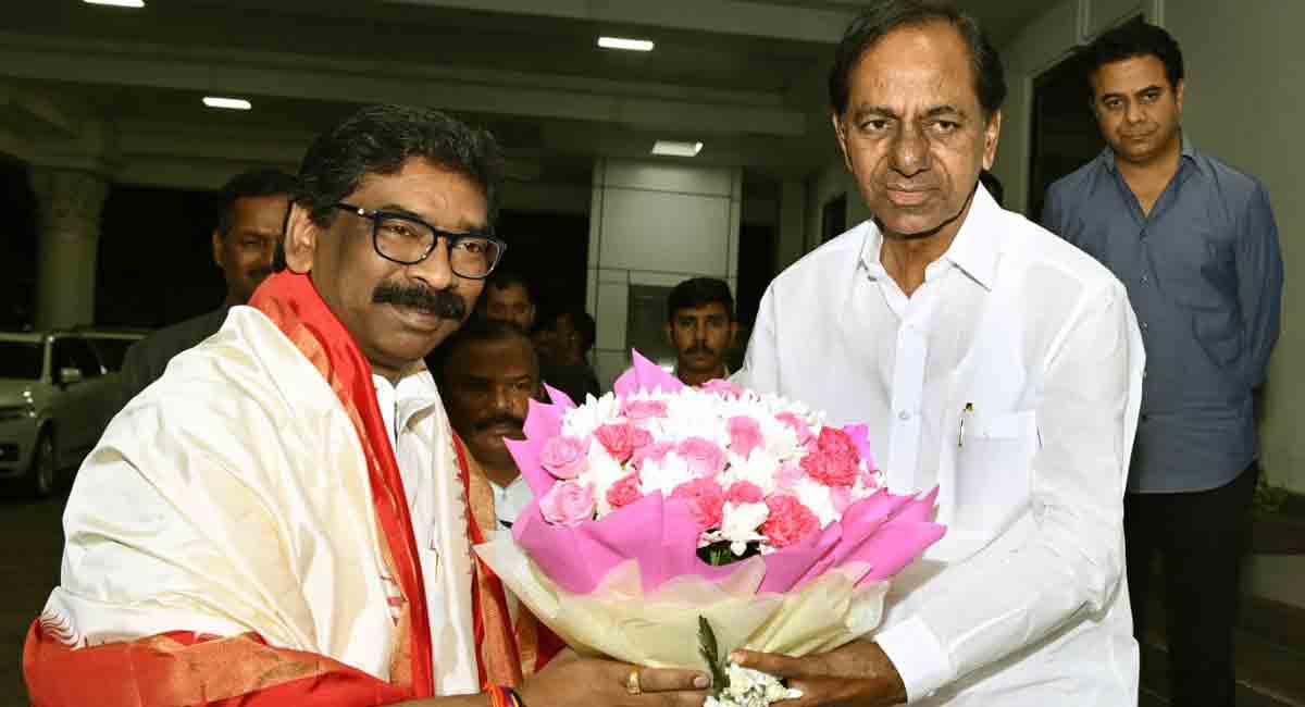 Hemant Soren meets CM KCR at Pragathi Bhavan