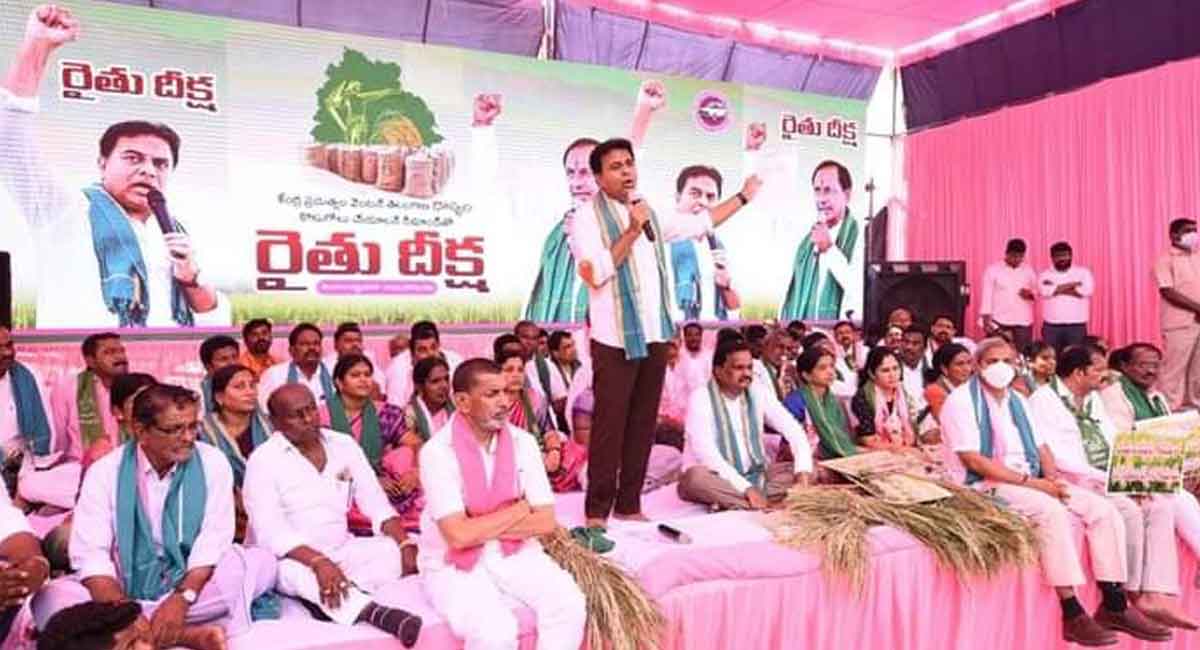 TRS continues its stir against Centre over paddy procurement