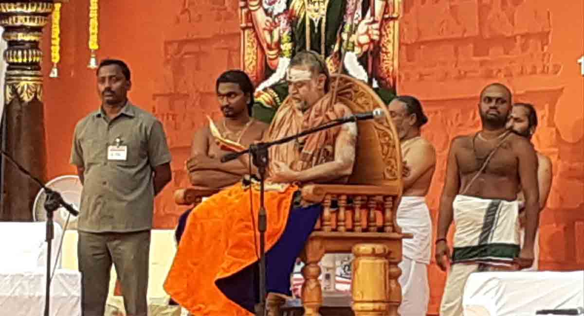 Kanchi Peetadhipathi arrives in Hyderabad