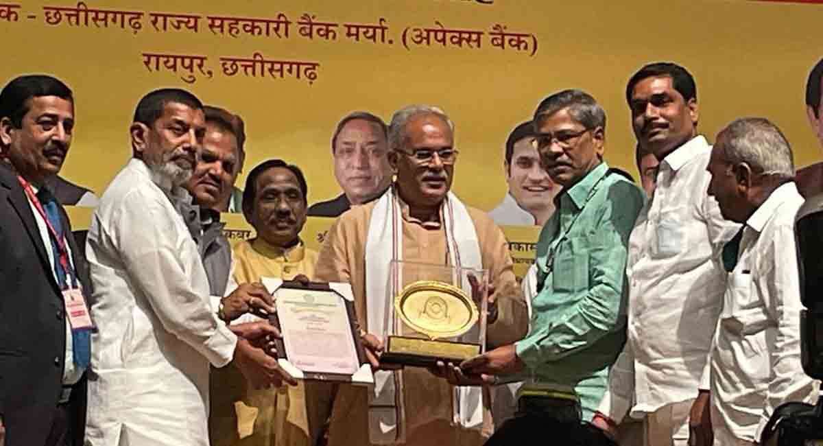 Chhattisgarh CM presents NAFSCOB national award to Karimnagar DCCB