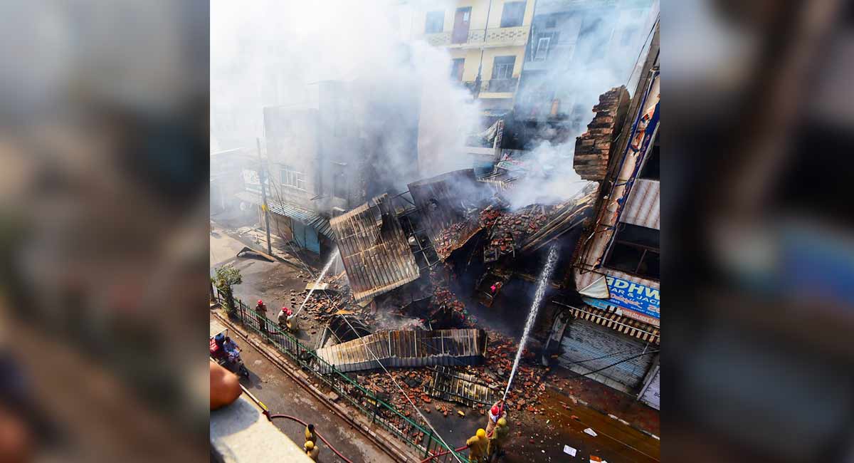 Massive fire guts 3 shops in Delhi; 5 injured, building collapses