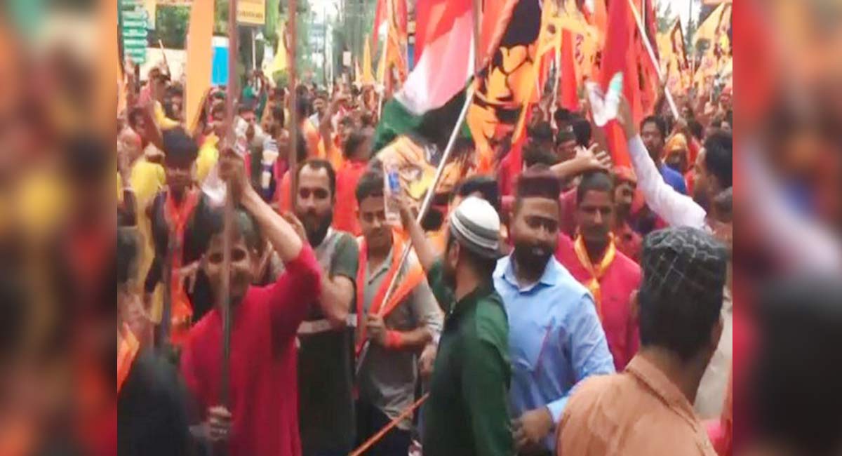 Muslim youths offer water bottles in Ram Navami procession