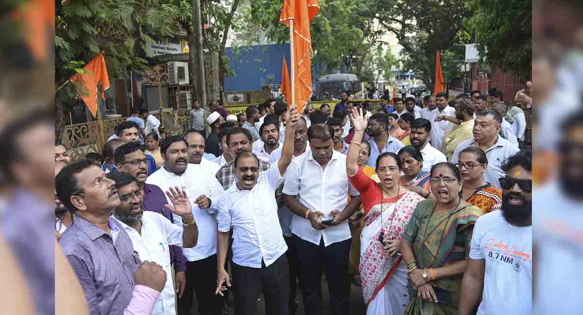 After dropping agitation, Rana couple detained by Mumbai Police