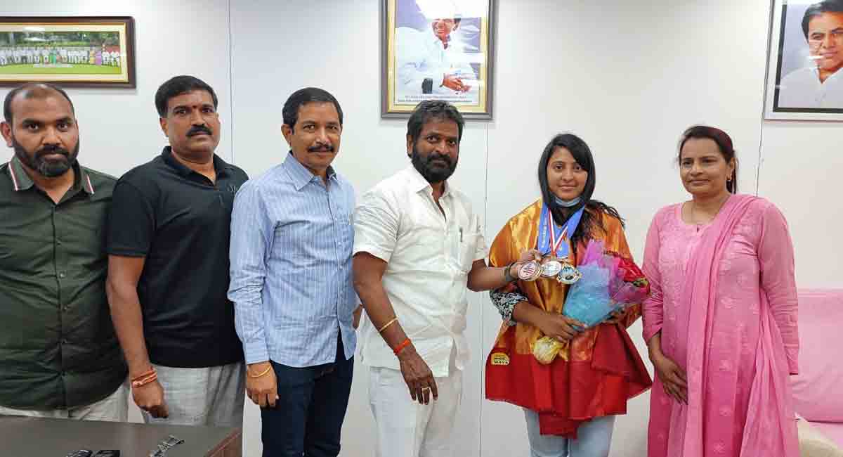 TS Minister Srinivas Goud felicitates taekwondo player Sindhu Tapaswi