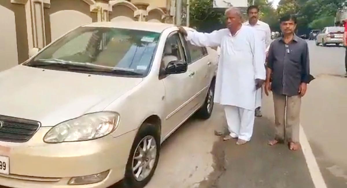 Stones pelted on house of Cong leader Hanumantha Rao in Hyderabad