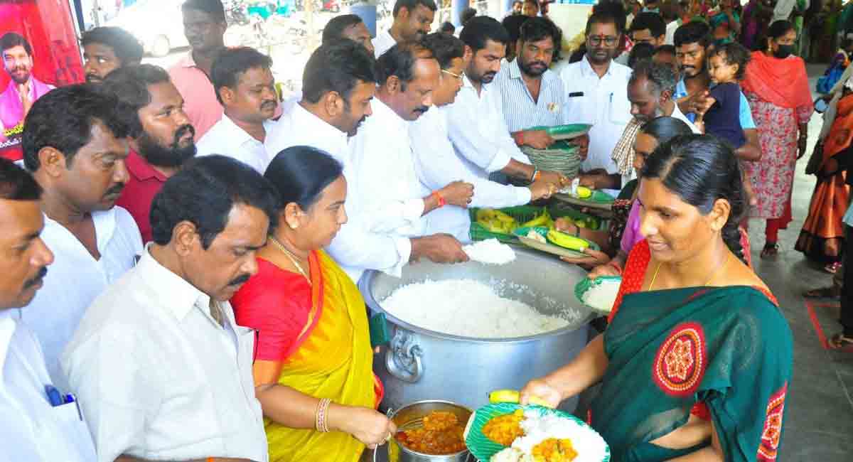 Khammam: TRS ranks organise mass feeding on Puvvada’s birthday