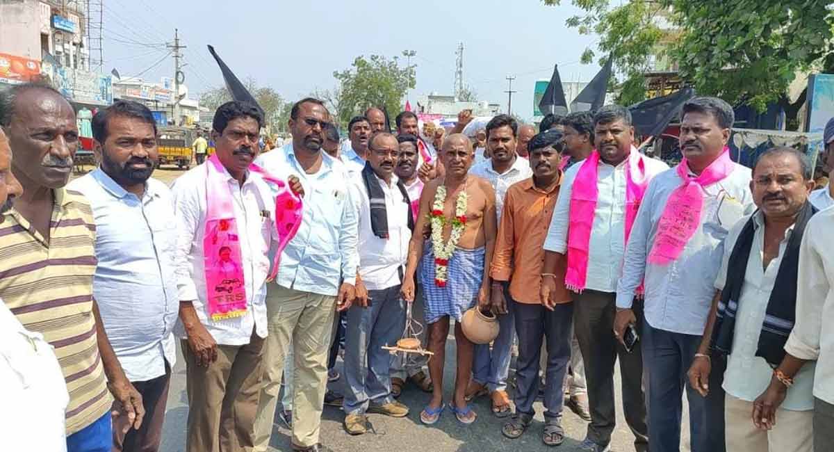 TRS cadre burn effigies of PM Modi for ‘not purchasing paddy’