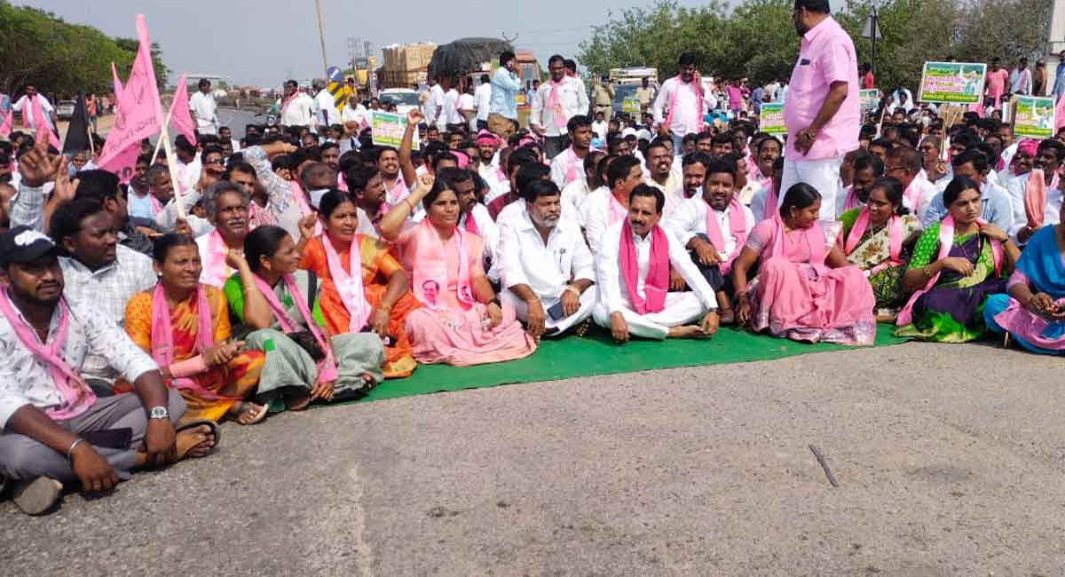 TRS cadre, farmers stage protests on national highways
