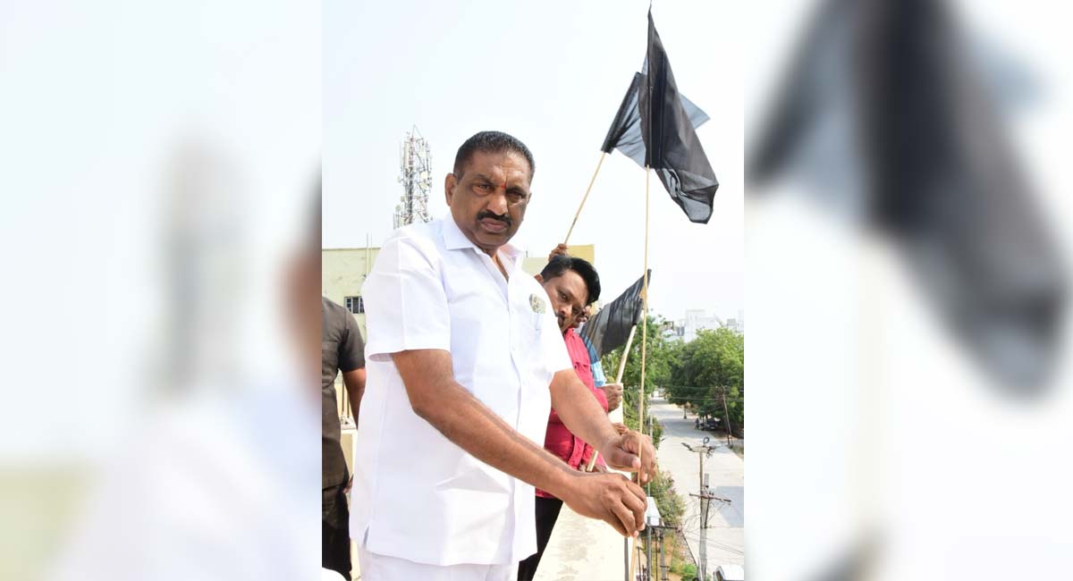 Paddy issue: TRS leaders, farmers hoisted black flags on their houses