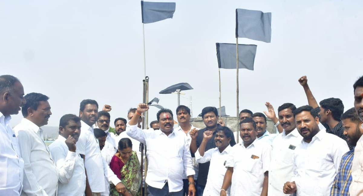 Paddy issue: TRS workers, farmers hoisted black flags in old Karimnagar